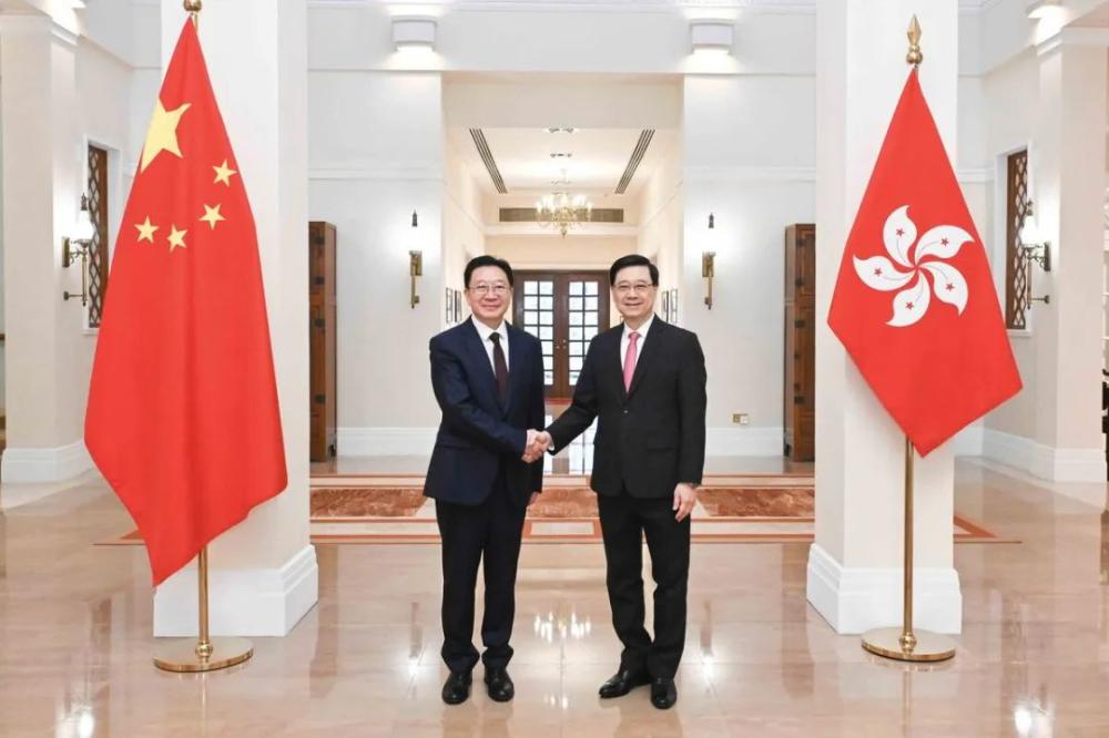 李家超与新任中央人民政府驻香港特别行政区联络办公室主任周霁会面(图1)