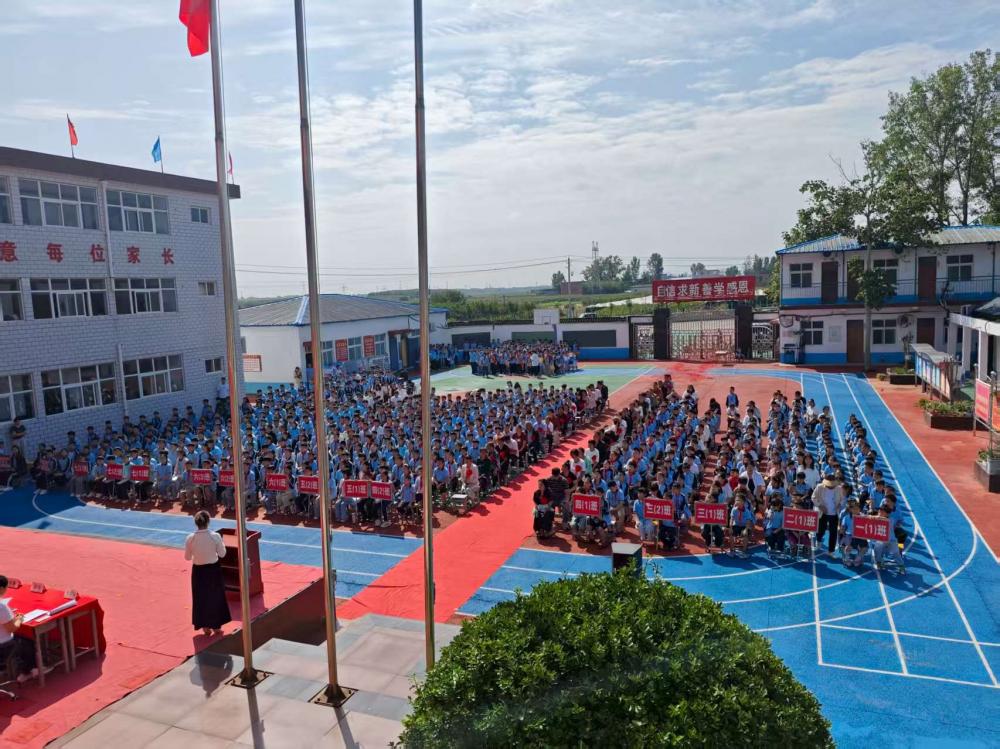 【中国渎职调查报】鲁山县崇文学校2025-2026学年举行开学典礼(图3)