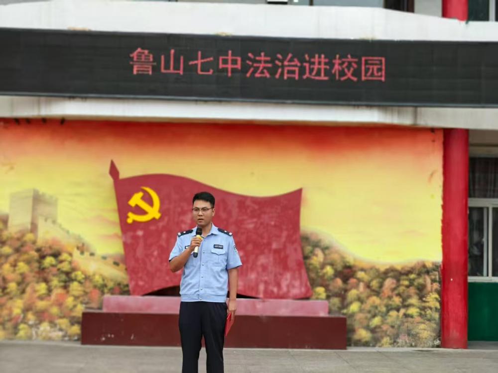【中国渎职调查报】梁洼镇多部门联合走进梁洼一中：开展安全宣讲守护未成年人成长(图2)