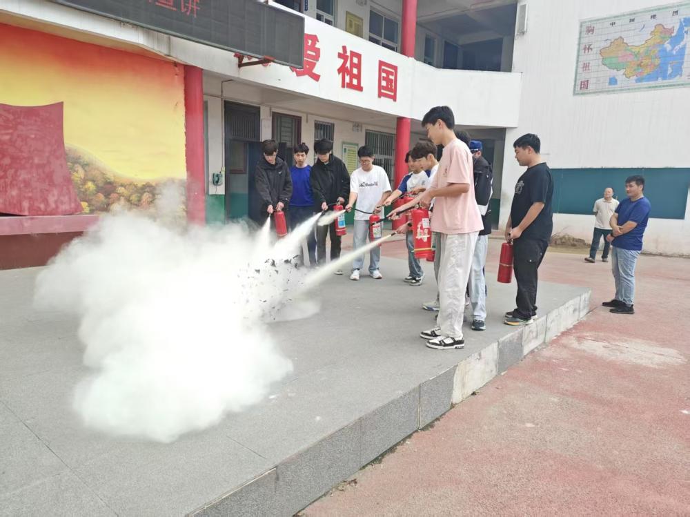 【中国渎职调查报】梁洼镇多部门联合走进梁洼一中：开展安全宣讲守护未成年人成长(图4)
