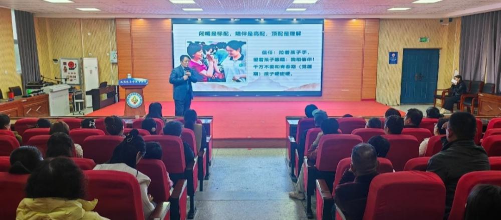 【中国渎职调查报】平顶山市“鹰宝妈妈”家庭教育公益巡讲走进示范区梅园路小学教育集团(图2) 【中国渎职调查报】平顶山市“鹰宝妈妈”家庭教育公益巡讲走进示范区梅园路小学教育集团(图2)