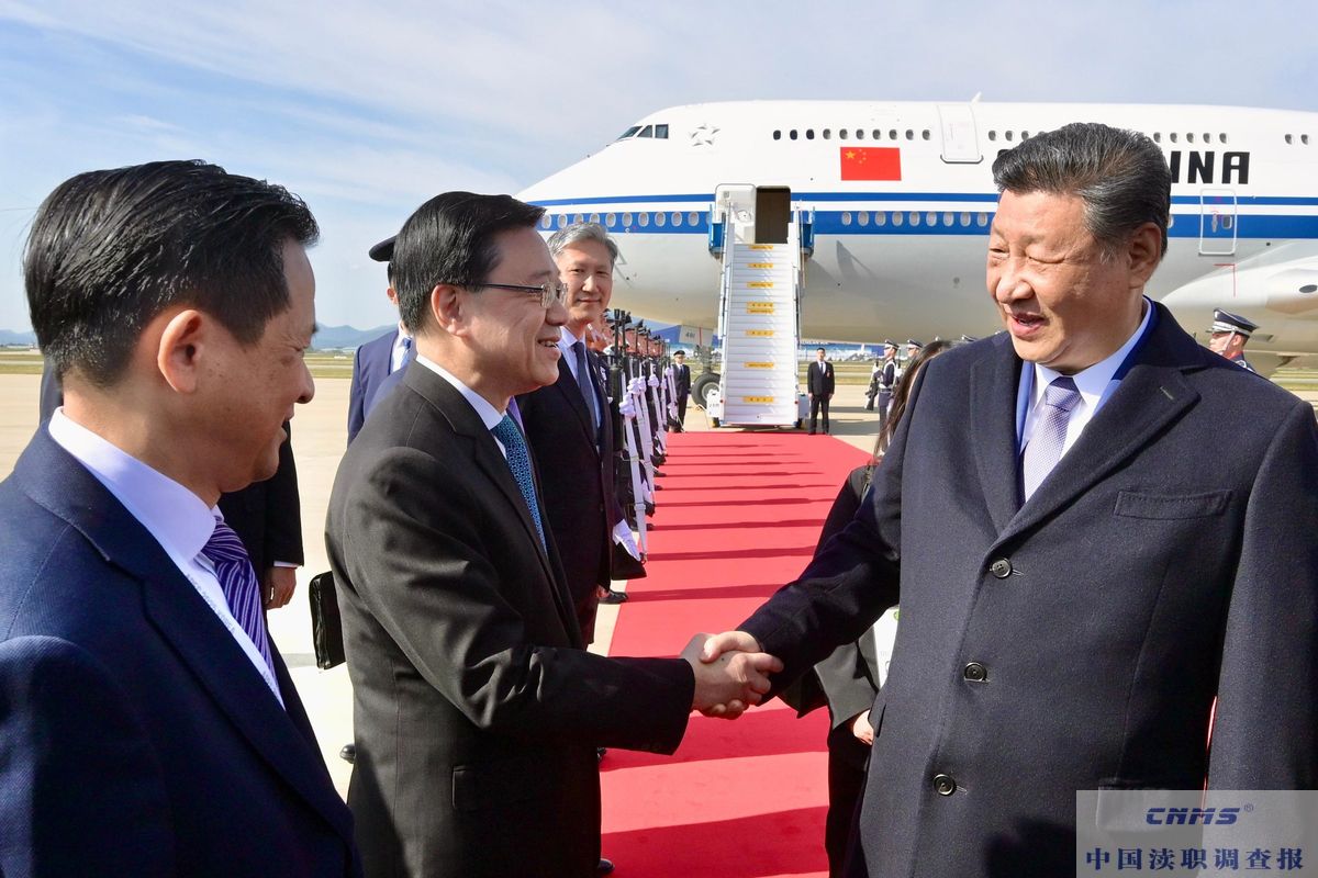 李家超在韩迎接习近平(图1) 迎迓