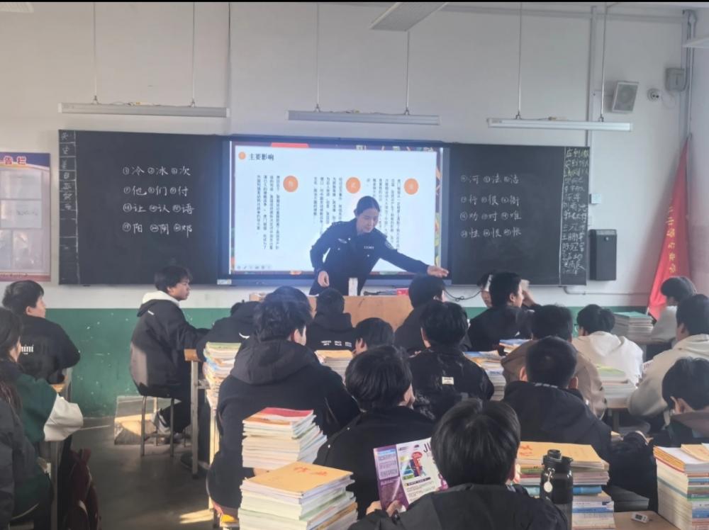 【中国渎职调查报】鲁山县公安局刑事侦查大队禁毒民警走进鲁山县第三高级中学开展禁毒宣传教育活动(图1)