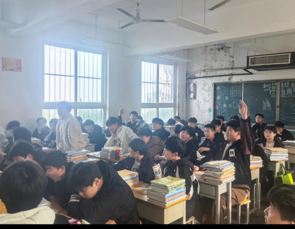 【中国渎职调查报】鲁山县公安局刑事侦查大队禁毒民警走进鲁山县第三高级中学开展禁毒宣传教育活动(图2)