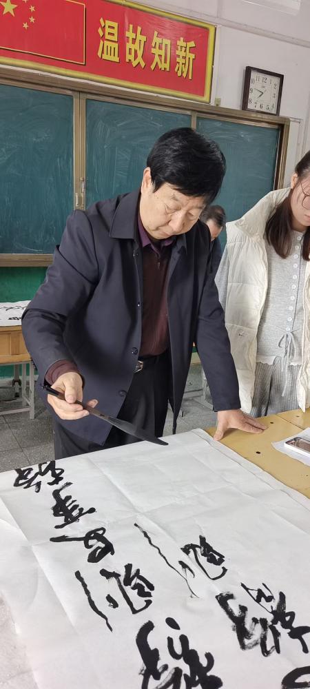 【中国渎职调查报】鲁山县总工会“书画进校园”(图3) 【中国渎职调查报】鲁山县总工会“书画进校园”(图3)