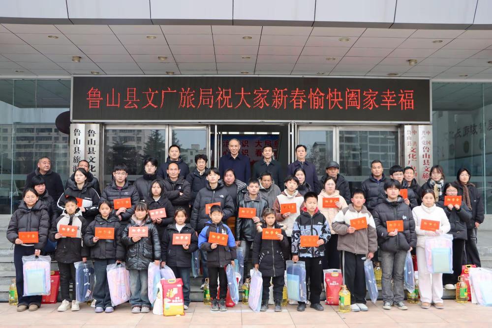 【中国渎职调查报】平顶山市关工委赴鲁山县开展春节前助学活动(图1) 【中国渎职调查报】平顶山市关工委赴鲁山县开展春节前助学活动(图1)