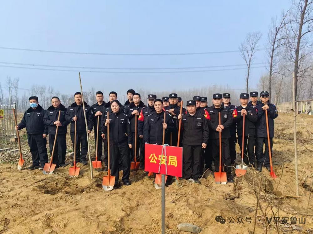 【中国渎职调查报】鲁山县公安局积极组织民辅警,开展义务植树活动(图1) 【中国渎职调查报】鲁山县公安局积极组织民辅警,开展义务植树活动(图1)